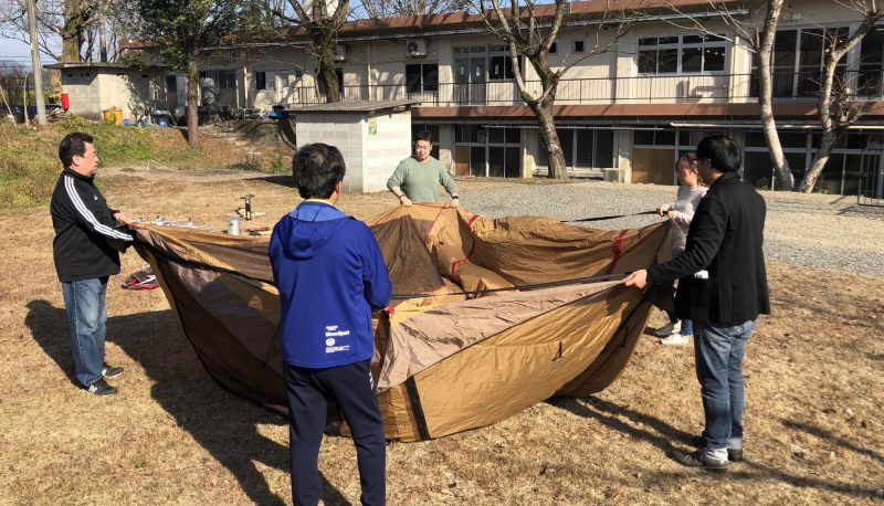 テント設営体験はみんなで協力して作業を行います